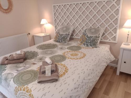 une chambre avec un lit avec un couvre-lit blanc dans l'établissement Le Funiculaire, au Tréport