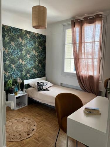 une petite chambre avec un lit et une fenêtre dans l'établissement Élégant appartement - Accor Arena Bercy, à Ivry-sur-Seine