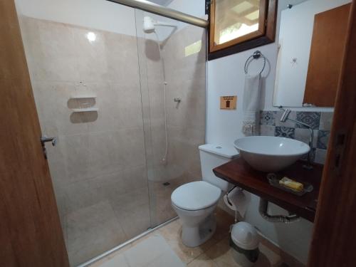 y baño con ducha, aseo y lavamanos. en Toca do Roka, en Socorro