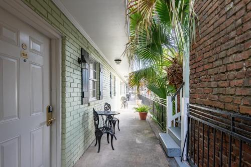 eine Gasse mit einem Tisch und Stühlen neben einem Gebäude in der Unterkunft French Quarter Suites Hotel in New Orleans