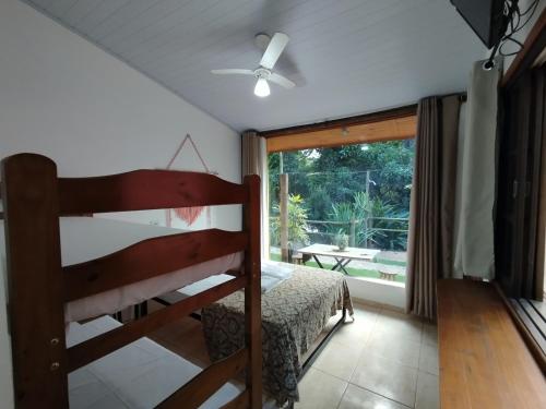 1 dormitorio con litera y ventana grande en Toca do Roka en Socorro