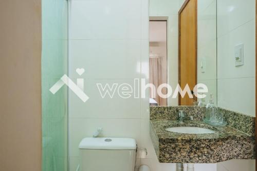 y baño con lavabo y espejo. en Apartamento a 300m da praia em Salvador, en Salvador
