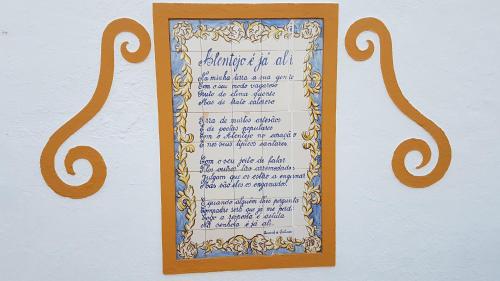 ein Bilderrahmen mit einem Gedicht an der Wand in der Unterkunft Monte Santiago in Fronteira