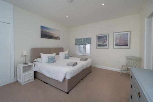 Posteľ alebo postele v izbe v ubytovaní The Watch House, superb views over the Solent