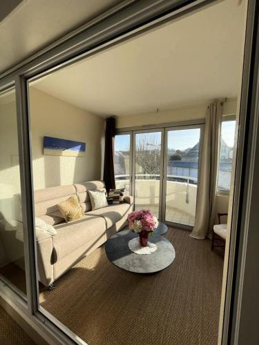 un salon avec un canapé et une table dans l'établissement Résidence Dahouet - Appartement T2 sur le Port de Dahouët MAE-6784, à Pléneuf-Val-André