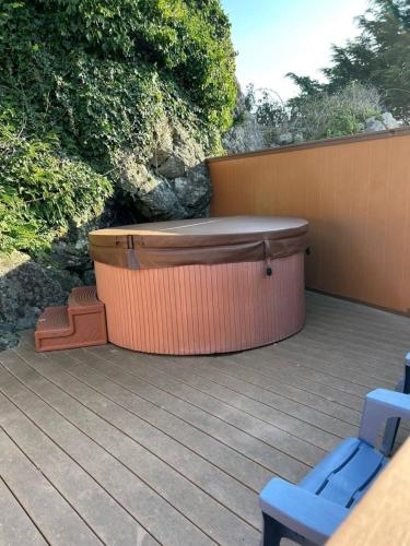 Imagen de la galería de Private Cabin 21 With Jacuzzi And Spacious Deck, en Smith River
