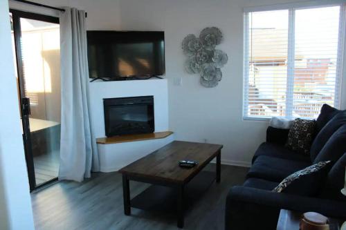 sala de estar con sofá y mesa de centro en Oceanview Cabin 22 W Jacuzzi & Wonderful View, en Smith River