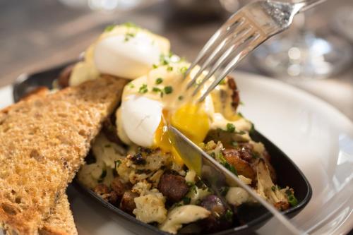 un plato de comida con tenedor, huevos y tostadas en Loews Chicago Hotel en Chicago