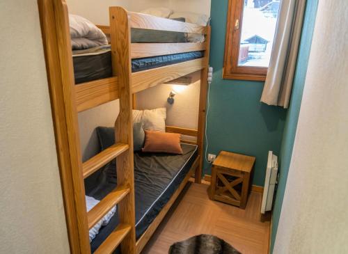 um pequeno quarto com beliches numa casa em Résidence Le Parc Des Airelles - 2 Pièces pour 7 Personnes 621 em Les Orres
