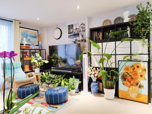 un salon rempli de nombreuses plantes dans l'établissement A private bedroom with art style located in the city center, à Portsmouth