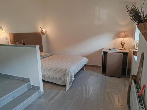 Ένα ή περισσότερα κρεβάτια σε δωμάτιο στο Auberge du Bourguet