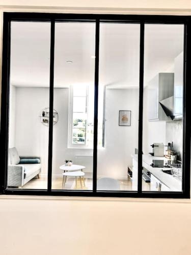 - une vue sur le salon depuis la fenêtre dans l'établissement Appartement Cosy centre-ville, à Ribérac