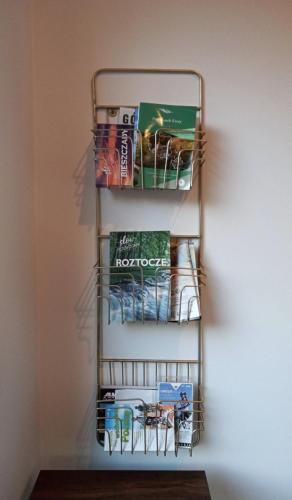 a wire rack with toiletries on a wall at Domki na polance in Horyniec Zdrój