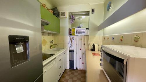 une cuisine avec un évier et un lave-vaisselle dans l'établissement Charming Apartment with seaview, à Cannes