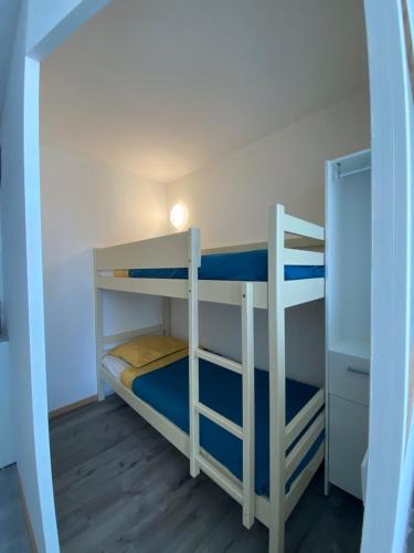 Una pequeña habitación con dos literas. en Costa Plana apartment 528 (3km from Monaco), en Cap d'Ail