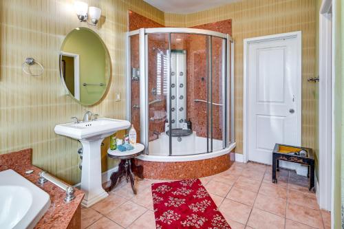 ein Bad mit einer Dusche und einem Waschbecken in der Unterkunft North Las Vegas Home about 9 Mi to the Strip! in Las Vegas