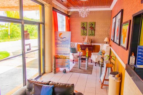 uma sala de estar com um sofá e uma janela em HOTEL CLUB MORAZAN em San Lorenzo