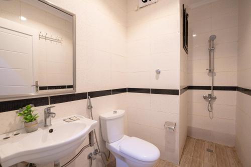 فندق سما سول للشقق في مكة المكرمة: حمام به مرحاض أبيض ومغسلة