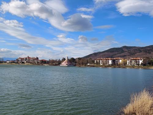 un grande bacino d’acqua con edifici sullo sfondo di Pravets spa resort apartments a Pravets