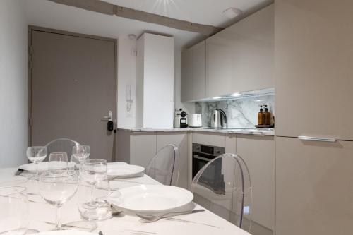 une cuisine avec une table avec des verres à vin dessus dans l'établissement Suite Cathédrale haut de gamme + Parking - N°8, à Rouen