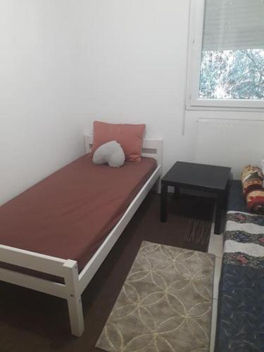 un lit avec deux oreillers dessus dans une chambre dans l'établissement Chambre-Room, à Montpellier