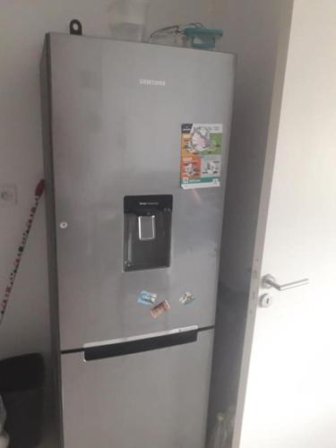 - un réfrigérateur dans une cuisine avec aimants dans l'établissement Chambre-Room, à Montpellier