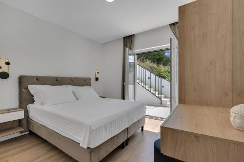 ブレラにあるVilla Roof poolのベッドと大きな窓のある寝室