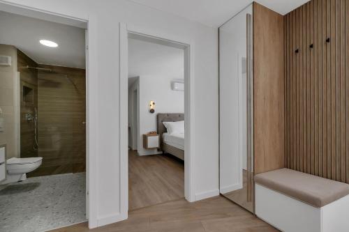 ブレラにあるVilla Roof poolのバスルーム(トイレ付)、ベッドルーム(ベッド付)が備わります。