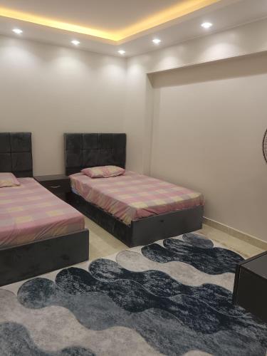 Un pat sau paturi într-o cameră la شقة مفروشة للايجار في مصر الجديده