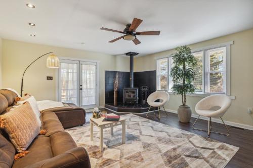 a living room with a couch and a ceiling fan at Valley Vista-Mins to SkylineDrive-Hot Tub-King, Queen Beds in Front Royal