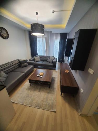 a living room with a couch and a coffee table at Fatih Appartement Etage 2 in Istanbul