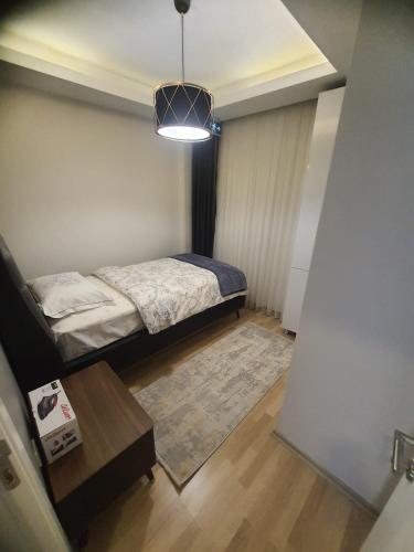 a small bedroom with a bed and a table at Fatih Appartement Etage 2 in Istanbul