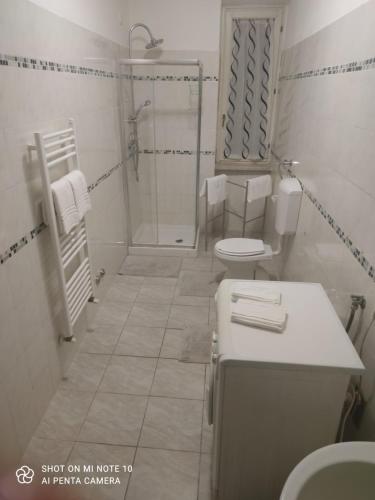 uma casa de banho branca com 2 WC e um chuveiro em Genysweethome em Solferino