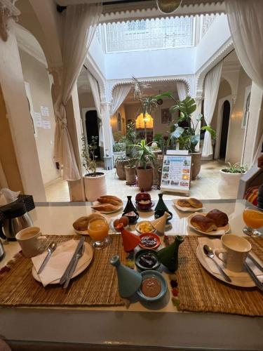 uma mesa com pratos de comida em cima em Riad Makech em Marraquexe