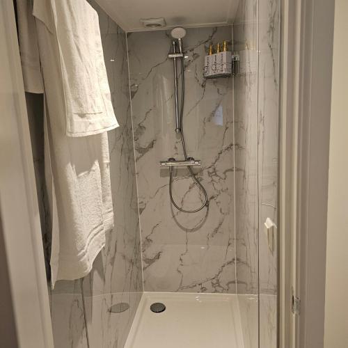 a bathroom with a shower with a glass door at Il Mulino House A in Lisse