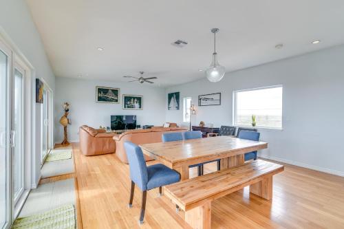 Μια τηλεόραση ή/και κέντρο ψυχαγωγίας στο BBQs and Decks Oceanfront Surfside Beach Home