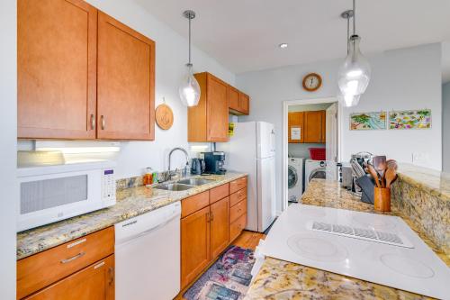 Η κουζίνα ή μικρή κουζίνα στο BBQs and Decks Oceanfront Surfside Beach Home