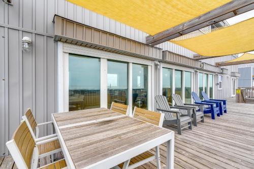 Φωτογραφία από το άλμπουμ του BBQs and Decks Oceanfront Surfside Beach Home σε Surfside Beach
