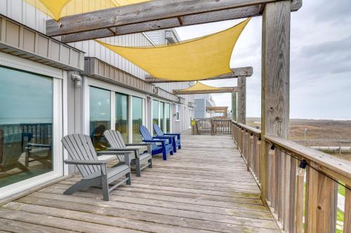 Μπαλκόνι ή βεράντα στο BBQs and Decks Oceanfront Surfside Beach Home