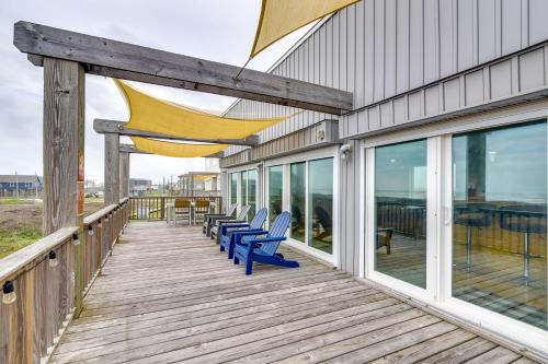 Μπαλκόνι ή βεράντα στο BBQs and Decks Oceanfront Surfside Beach Home
