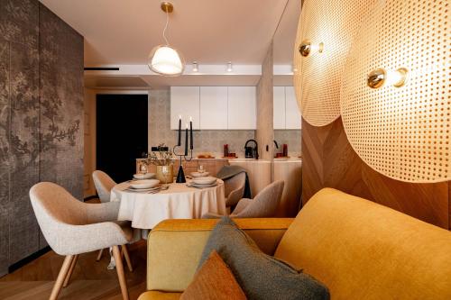 ビャウカにあるPotoku Szum A08 - Białka Spa & Resortのダイニングルーム(テーブル、椅子付)、キッチン