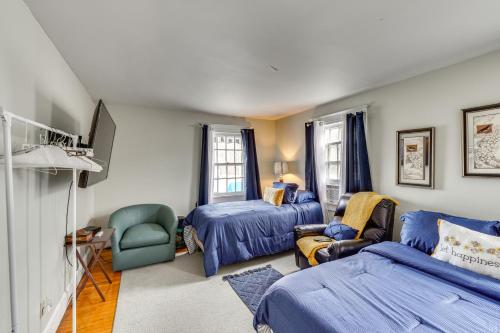 1 dormitorio con 2 camas, sofá y silla en Pet-Friendly Ellenville Apartment in the Catskills, en Ellenville