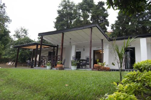 una casa blanca con techo negro en La Casa Nostra Rubavu, en Rubavu