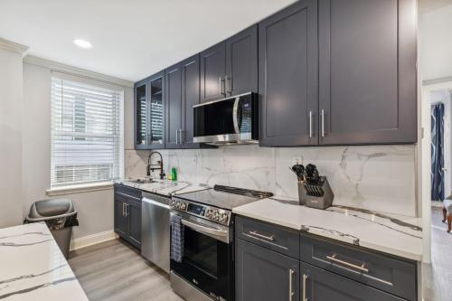 フィラデルフィアにあるAlina & Fanny - Philadelphia Callowhillのキッチン(ステンレス製の電化製品、黒いキャビネット付)