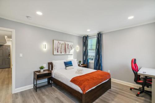 フィラデルフィアにあるAlina & Fanny - Philadelphia Callowhillのベッドと机のある寝室