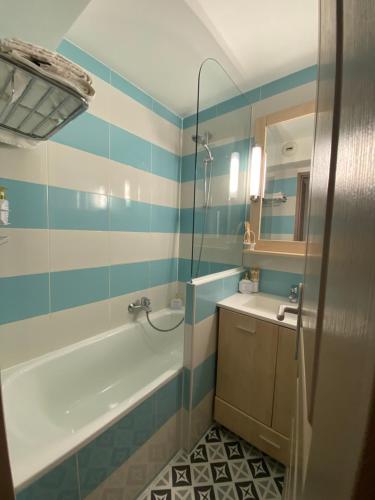 La salle de bains est pourvue d'une baignoire et d'un lavabo. dans l'établissement Costa Plana apartment 528 (3km from Monaco), à Cap d'Ail
