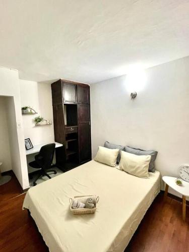 um quarto com uma cama com um bicho de peluche em ApartaEstudio en Pereira em Pereira