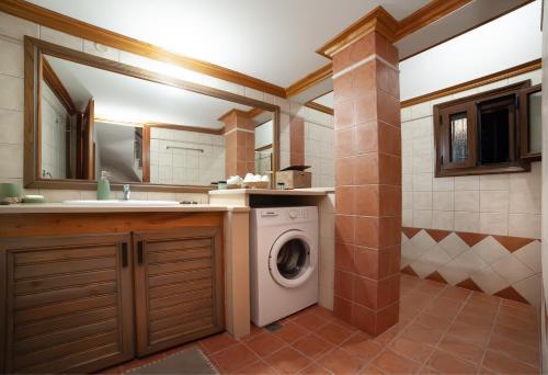 y baño con lavadora y lavamanos. en Casa di Emmanuel, en Kalymnos