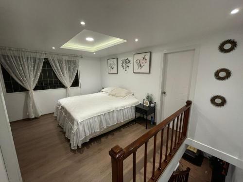 a bedroom with a bed with white sheets and a window at La Chelita in Quito