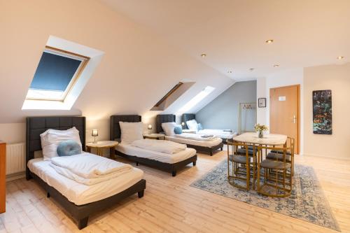 uma sala de estar com uma cama e um sofá em AD Apartment Tonndorf em Hamburgo